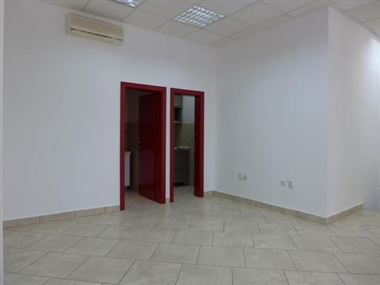 Blok 29, lokal na dva nivoa, 70m2, izlog