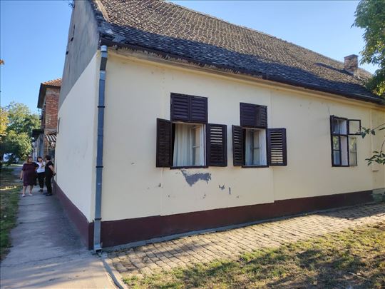 Dvorišni dvosoban stan u centru Kačareva