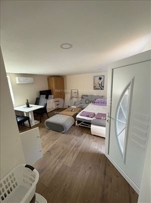 Prodajem tri apartmana blizu mora