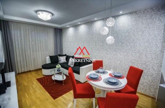 Centar - 42m2 - jednoiposoban - garažno mesto