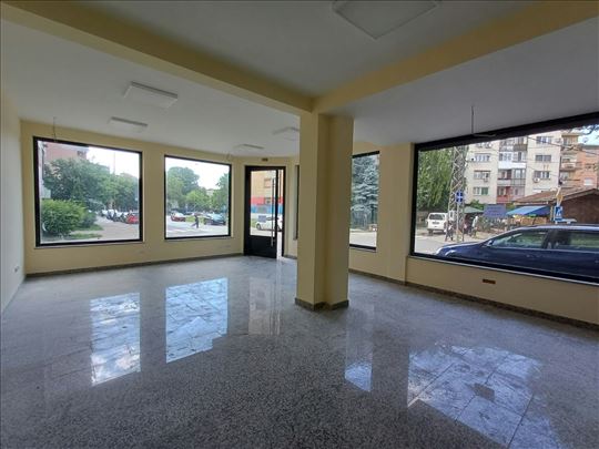 Lokal, Tesla, 85m2, preko puta pijace