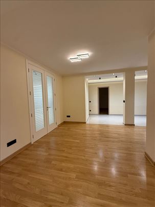 Lux, 2 parking mesta