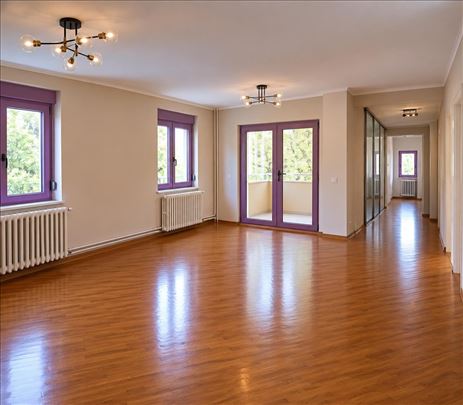 prostran četvorosoban stan (125 m²) ima i garazno