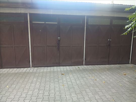 Slovačka,zidana garaža.