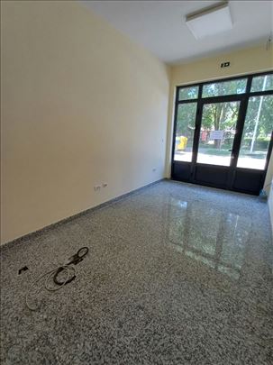 Lokal, Tesla, 17m2, preko puta pijace