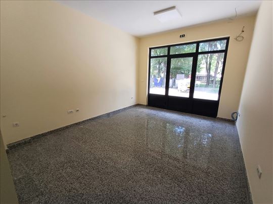 Lokal, Tesla, 23m2, preko puta pijace