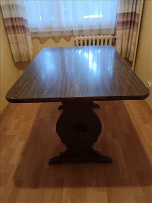 Trpezarijski sto