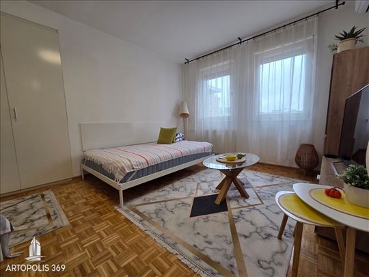 Arena,1.5, renoviran, kompletno namešten, uknjižen