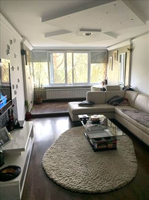 Blok 70A extra uređen dvlosoban stan dvostran uknj