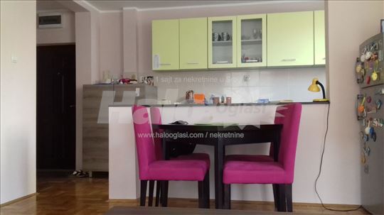 Izdaje se namešten stan na Altini – 47 m²