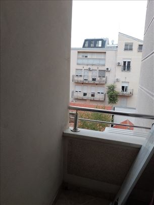 Izdavanje-Garsonjera kod Hrama,novogradnja