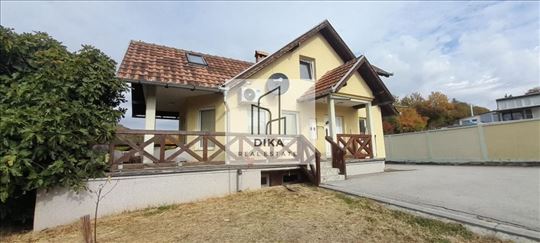 Jazak - kompletno nameštena kuća sa garažom