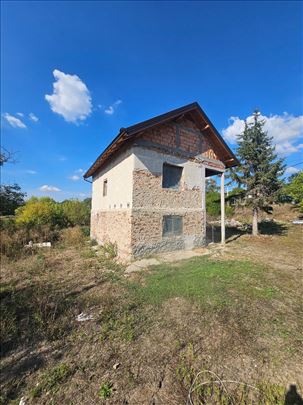 Kuća ,100 ari placa, veliki potencijal.