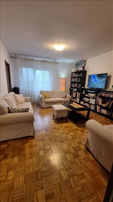 Renoviran troiposoban stan sa garažom u bloku 63