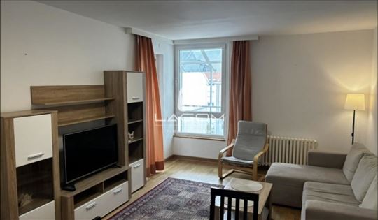 B71, Kompletno renoviran, namešten, odmah useljiv