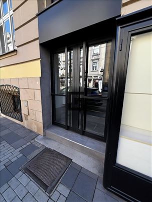 Na prodaju salonski salon na izuzetnoj lokaciji! I