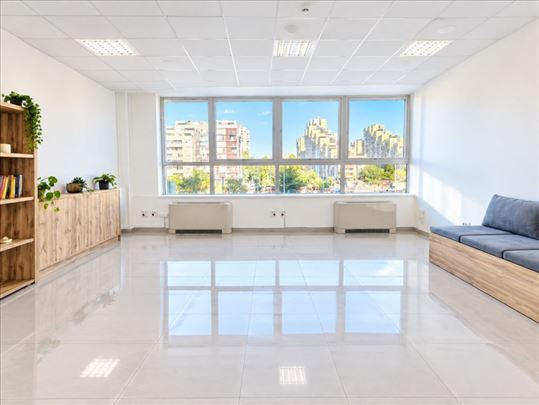 Prelep poslovni prostor 115m2, Blok 45