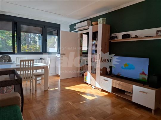 Renoviran, uknjižen, namešten stan sa terasom