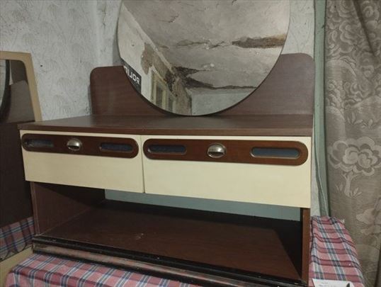 Retro toaletni stočić sa velikim okruglim ogledalo