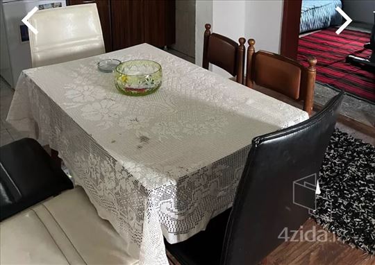Trepezarijski sto sa stolicima