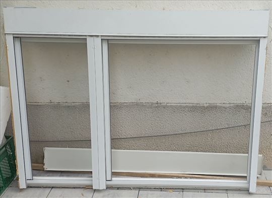 Trokrilni PVC prozor, komarnik, moto roletna