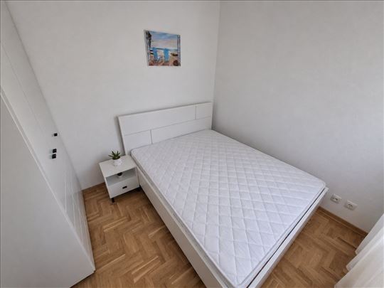 Uknjižen, lux, sa parkingom, namešten, odličan!