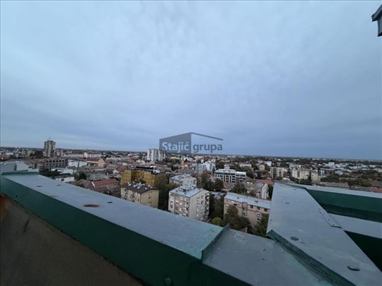 Uknjižena garsonjera sa galerijom i terasom