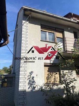 Kuća na Senjaku sa sopstvenim dvorištem 