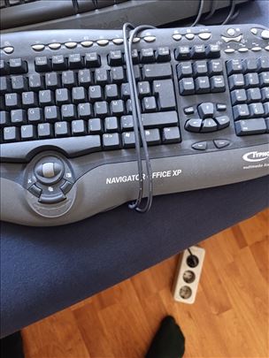 Na prodaju paket od ukupno 3 tastature i 3 miša.