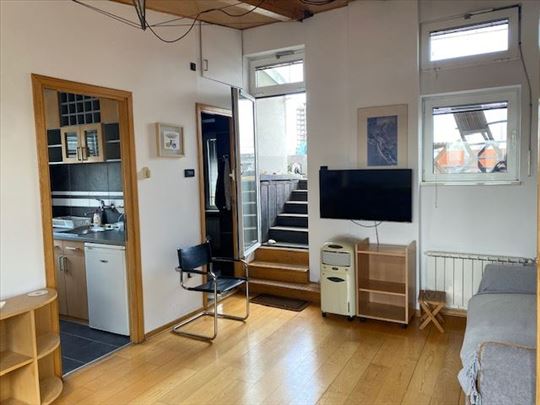 Slavija, mali penthouse sa terasom od 40 m2