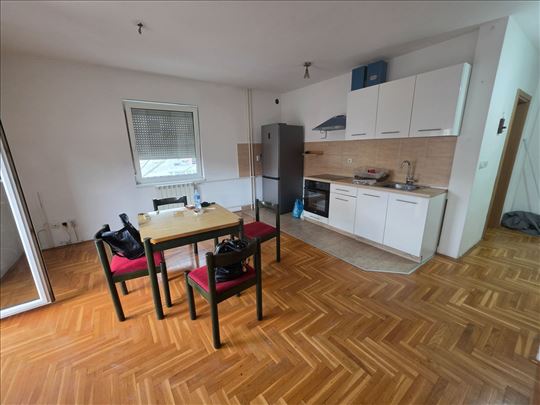 Žarkovo-useljiv 2.5 polunamešten stan