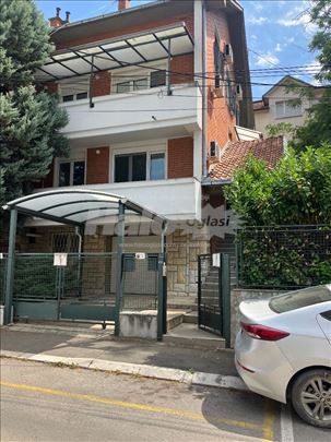 Banovo brdo | 265 m², 4 nivoa, privatno dvorište