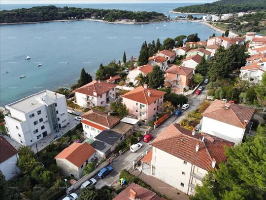Pula. Zelenika! Samostojeća kuća s garažom! Blizin
