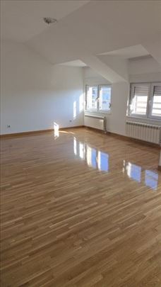 Renoviran stan sa garažnim mestom
