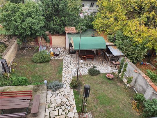 ZEMUN KEJ kuca sama na placu