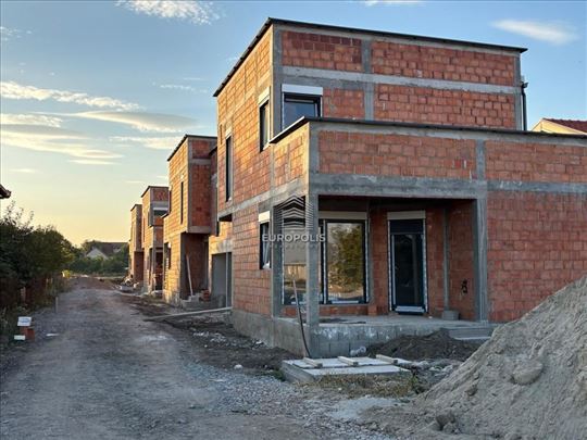 Nove moderne kuće sa garažom i tri spavaće sobe ID
