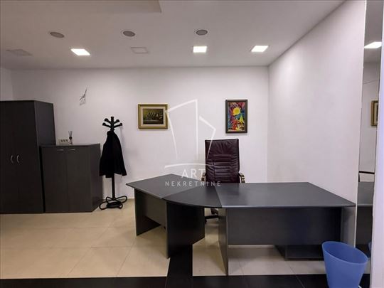 Opremljen poslovni prostor, centar, mereno 36m2 ID
