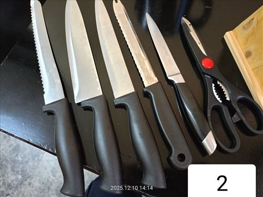 Set nozeva (5 nozeva + makaze,sa drvenim postoljem