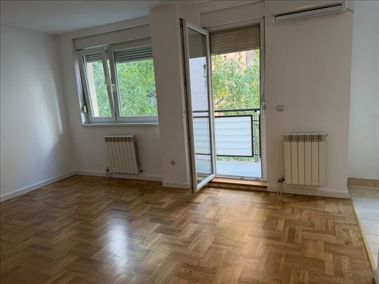 Subotička,novija zgrada,trosoban,zelenilo,garaža.