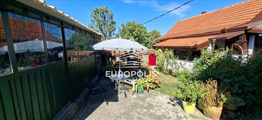 Odlična ponuda-3 dvorišne kuće na placu od 7.5ari