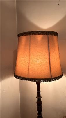 podna lampa od drveta