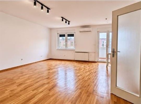 Poslovni prostor 77m2 sa 3 kancelarije + parking