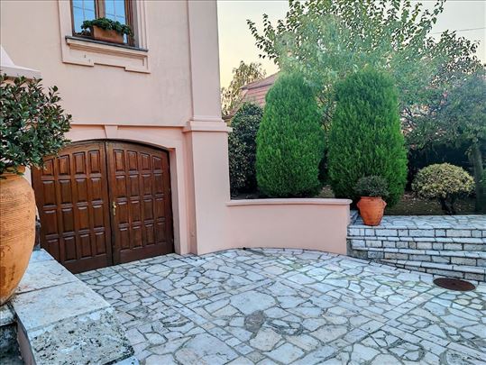 Višnjička Banja kuća od 370 m2 na placu od 5 Ari