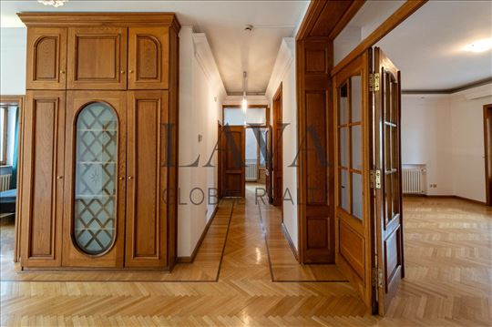 Kuća za poslovni prostor, 630 m², 12.0 - izdavanje