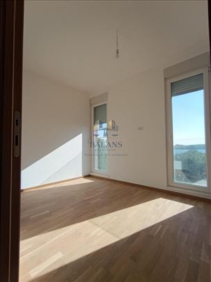 Odmah useljiva novogradnja, pogled na Dunav 69m2