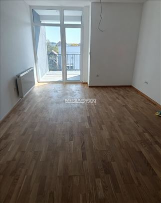 Prelep, odličnog rasporeda, dve lođe