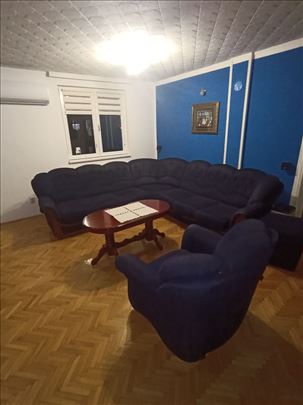Ugaona garnitura ,u kpl vitrine i TV komoda 