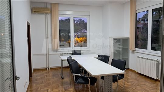 Kancelarijski prostor u četvorosobnom stanu