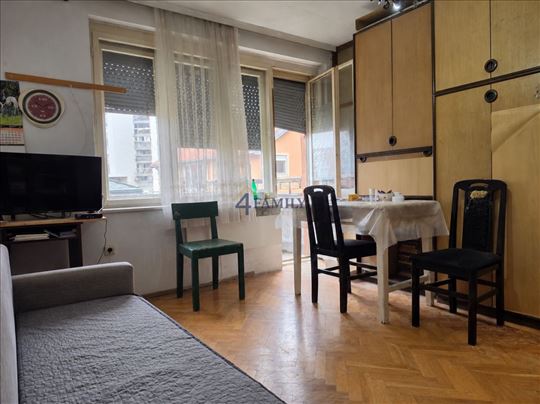 Trosoban stan za renoviranje – Zemun, Gornji grad