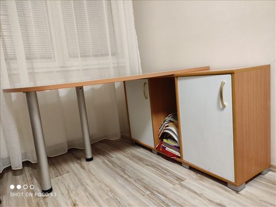 Ugaoni radni sto sa komodama i stolica